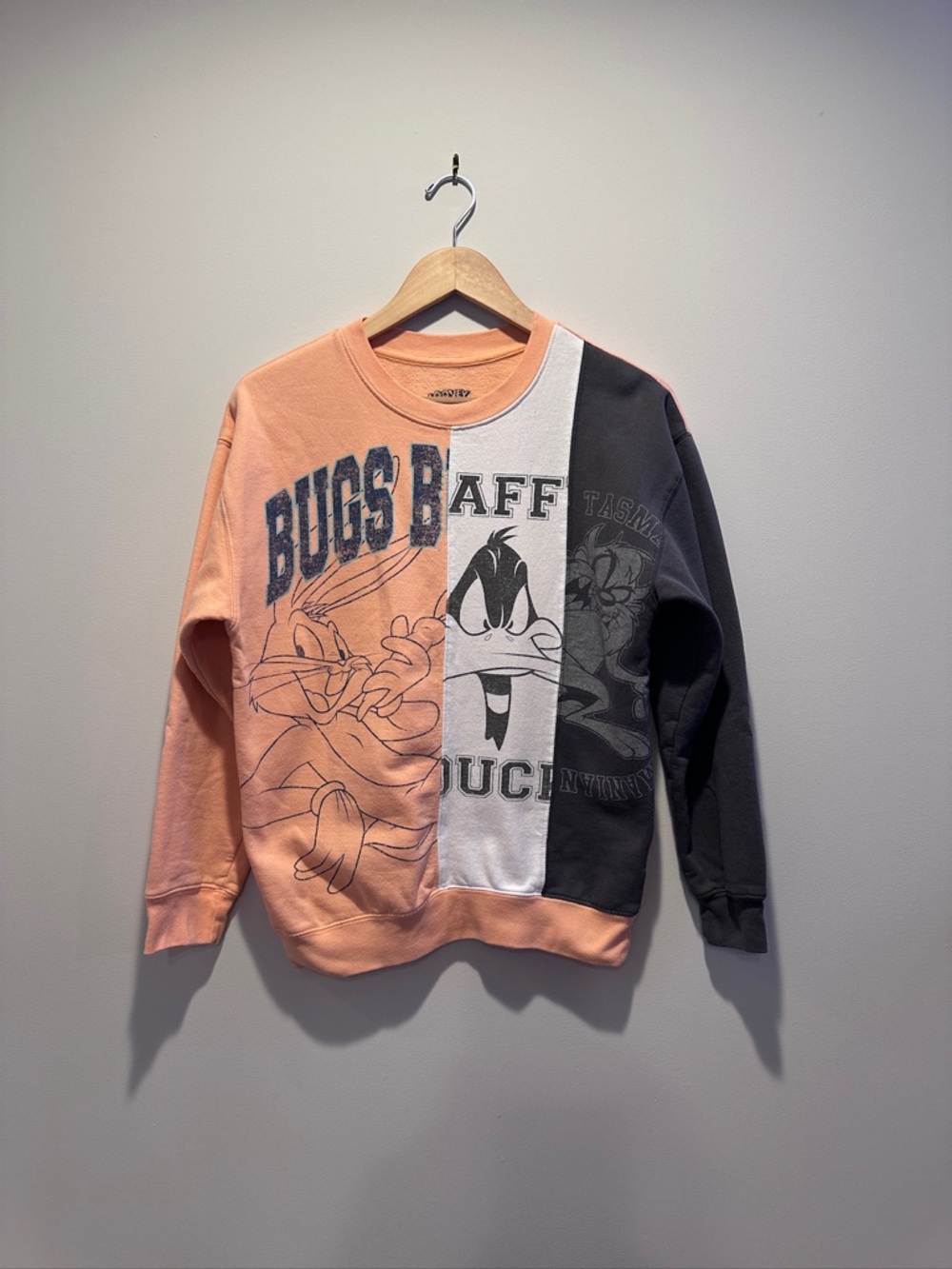 Colorblock Bugs Bunny Graphic Sweatshirt in Peach, White & Black